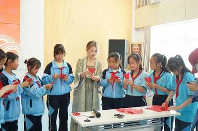 双语架桥，童心传韵 我校师生赴移民小学开展“道中华之美”文化展演交流活动